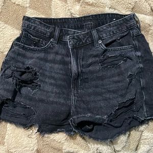American Eagle Black distressed Mom short